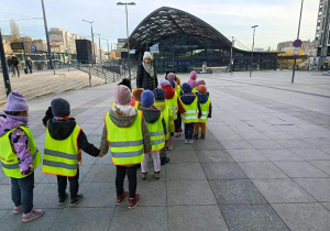 Dzieci idą na dworzec.