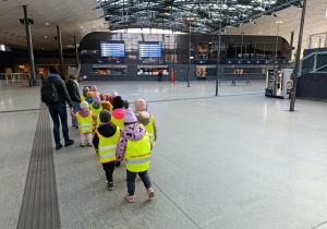 Dzieci wewnątrz dworca.