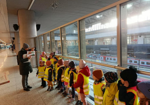 Pani pokazuje rodzaje pociagów na ilustracjach.