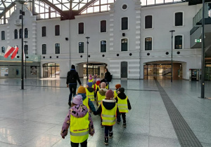 Dzieci zwiedzają dworzec.