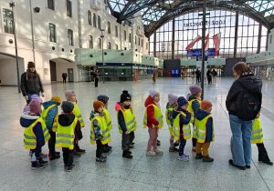 Dzieci zwiedzają dworzec.