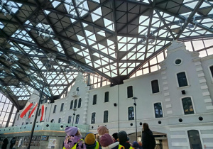 Dzieci zwiedzają dworzec.