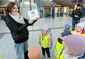 Pani pokazuje dzieciom ilustrację.