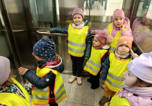 Dzieci jadą windą.