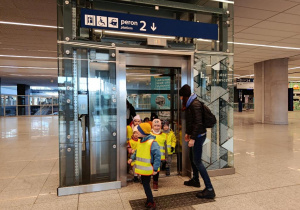 Dzieci wychodzą z windy.