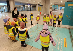 Dzieci ogladają mapę kolejową.