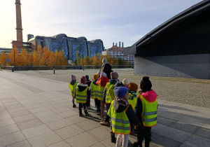 Dzieci przed dworcem i przed EC1.