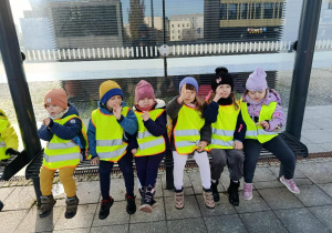 Dzieci na przystanku MPK.