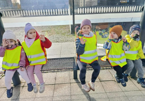 Dzieci na przystanku MPK.