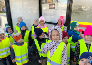 Dzieci na przystanku tramwajowym.