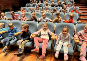 Dzieci w sali kinowej.