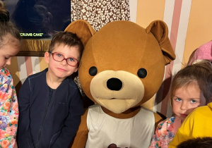 Dzieci z Misiem Uszatkiem.