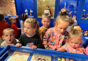 Dzieci w salach muzeum.