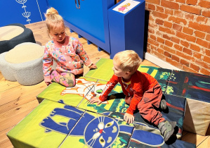 Zabawy w salach muzeum.