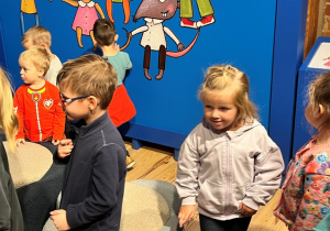 Zabawy w salach muzeum.