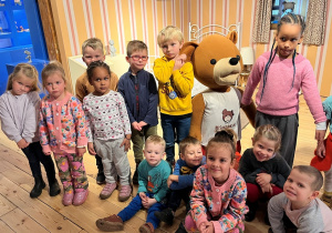 Dzieci z Misiem Uszatkiem.