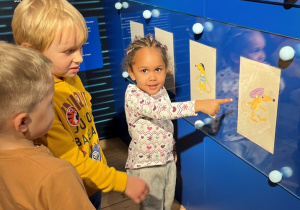 Zabawy w salach muzeum.