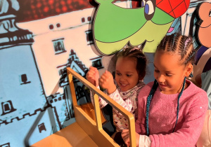 Zabawy w salach muzeum.