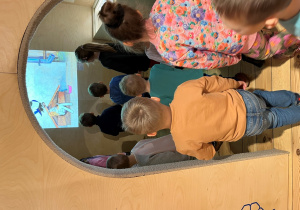 Zabawy w salach muzeum.