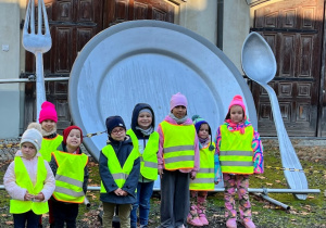 Dzieci przed muzeum.