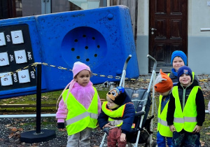 Dzieci przed muzeum.