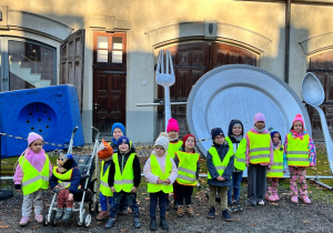 Dzieci przed muzeum.