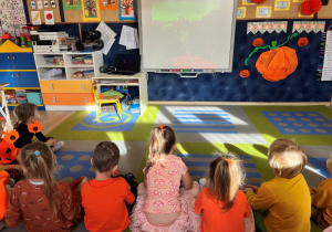 Dzieci ogladają bajkę "Dyniowa księżniczka".