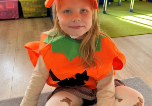 Dziewczynka w przebraniu.