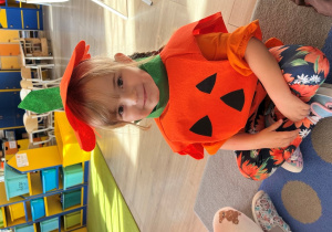 Dziewczynka w przebraniu.