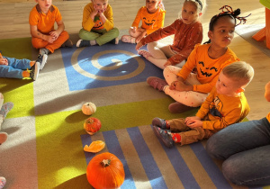 Dzieci ogladaja dynie.