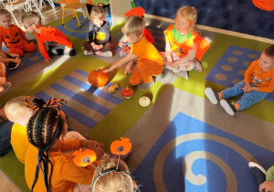 Chłopiec przelicza dynie.