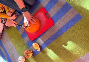 Nauczycielka kroi dynię.