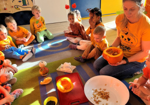 Dzieci ogladają dynię.