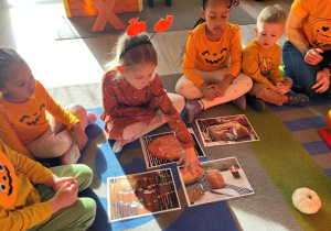 Dziewczynka układa obrazki "Co może powstać z dyni?".