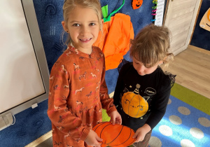 Dziewczynki z dyniami.