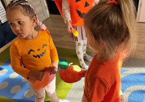 Dziewczynki z takimi samymi dyniami.