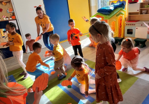 Dyniowa zabawa z szablonami.