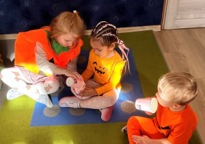 Przesypywanie pestek dyni do kubeczka.