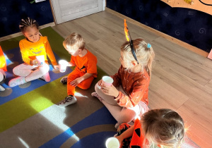 Przesypywanie pestek dyni do kubeczka.