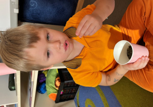 Chłopiec kosztuje pestę dyni.