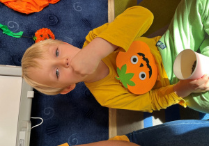 Chłopiec kosztuje pestę dyni.