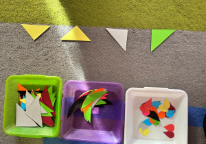 W pudełkach figury potrzebne do zabawy muzycznej.