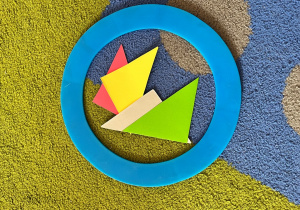 W kole ułożone trójkaty.