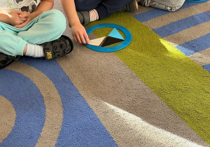 Dziecko układa w kole trójkaty.