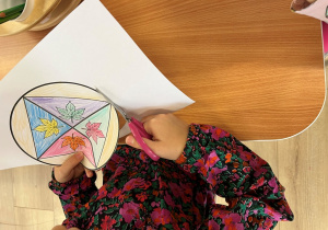 Wycinanie pokolorowanej mandali.