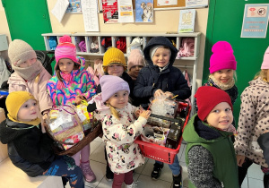 Dzieci wyruszają z hrbatkami do Domu Seniora.