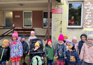 Dzieci przed budynkiem.