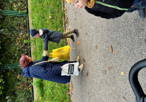 Chłopiec wręcza pani herbatę.