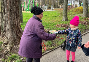 Dziewczynka wręcza herbatkę.