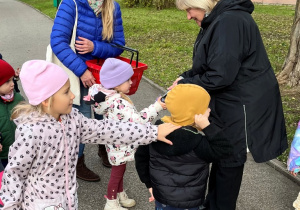 Dzieci wręczają herbatę.